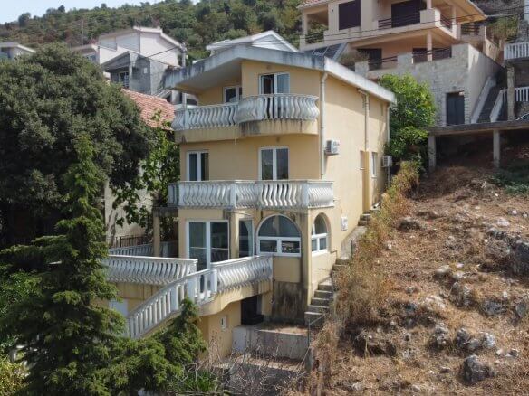 Legalisierte Villa erste Linie am Meer mit Meerzugang in Kruće/ Bar zum Kauf – BHK141