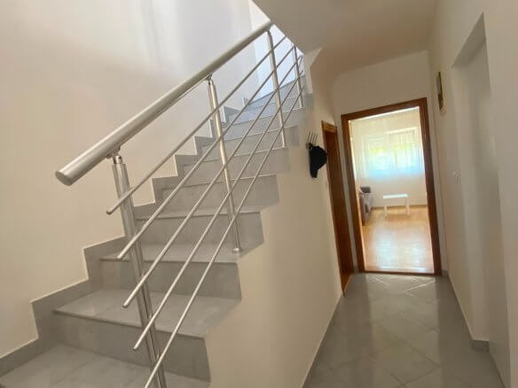 Großzügige Duplex-Wohnung mit 3 Schlafzimmern und Garten in Bjeliši/Bar zur Miete – MB111