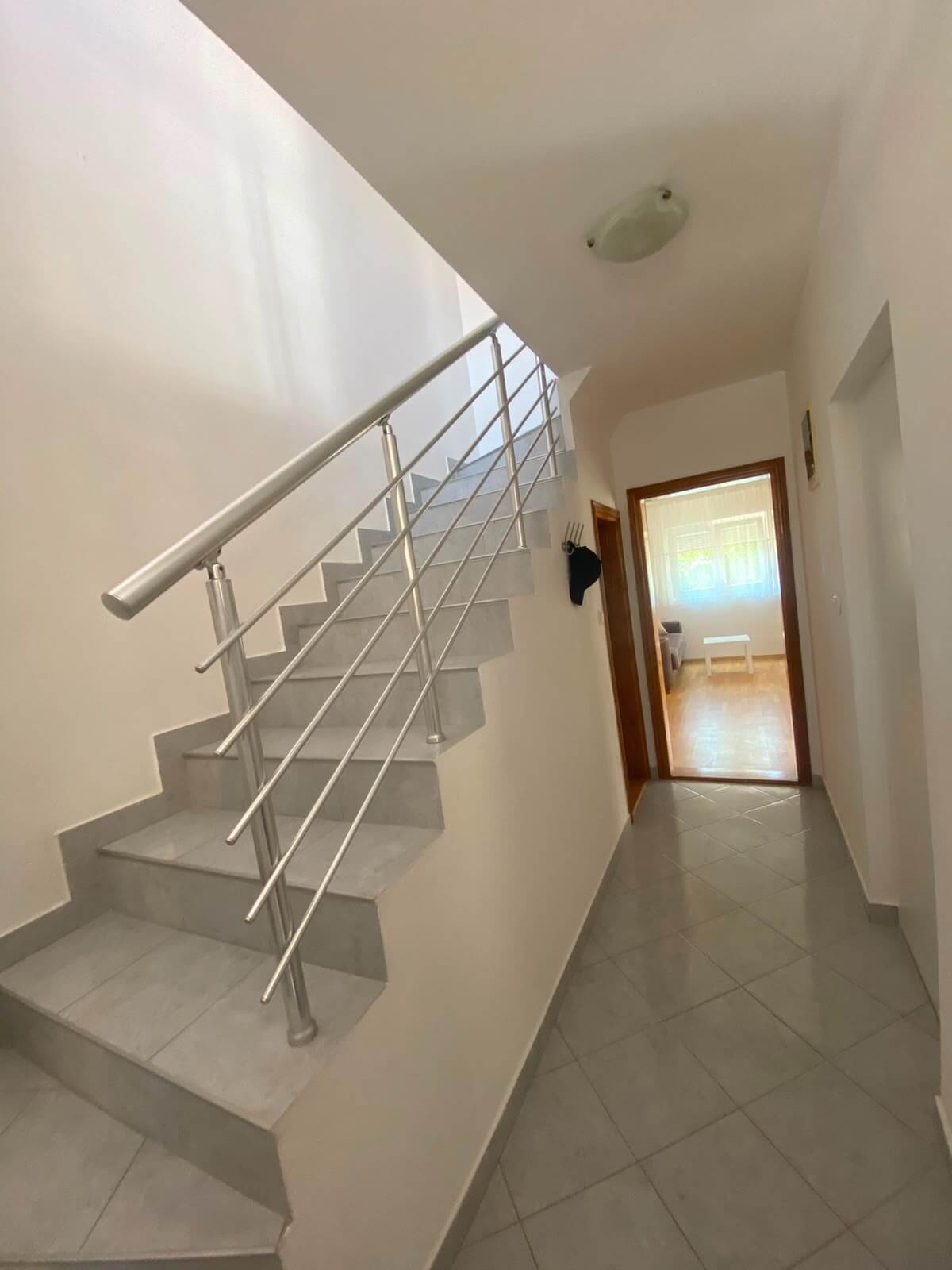 Großzügige Duplex-Wohnung mit 3 Schlafzimmern und Garten in Bjeliši/Bar zur Miete – MB111