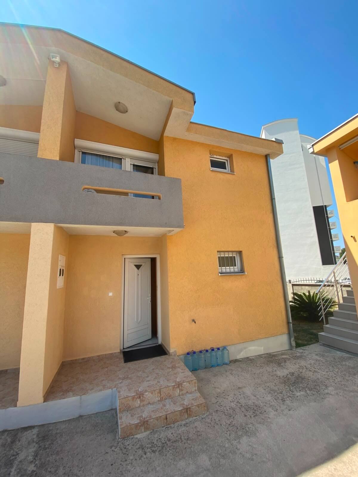 Großzügige Duplex-Wohnung mit 3 Schlafzimmern und Garten in Bjeliši/Bar zur Miete – MB111