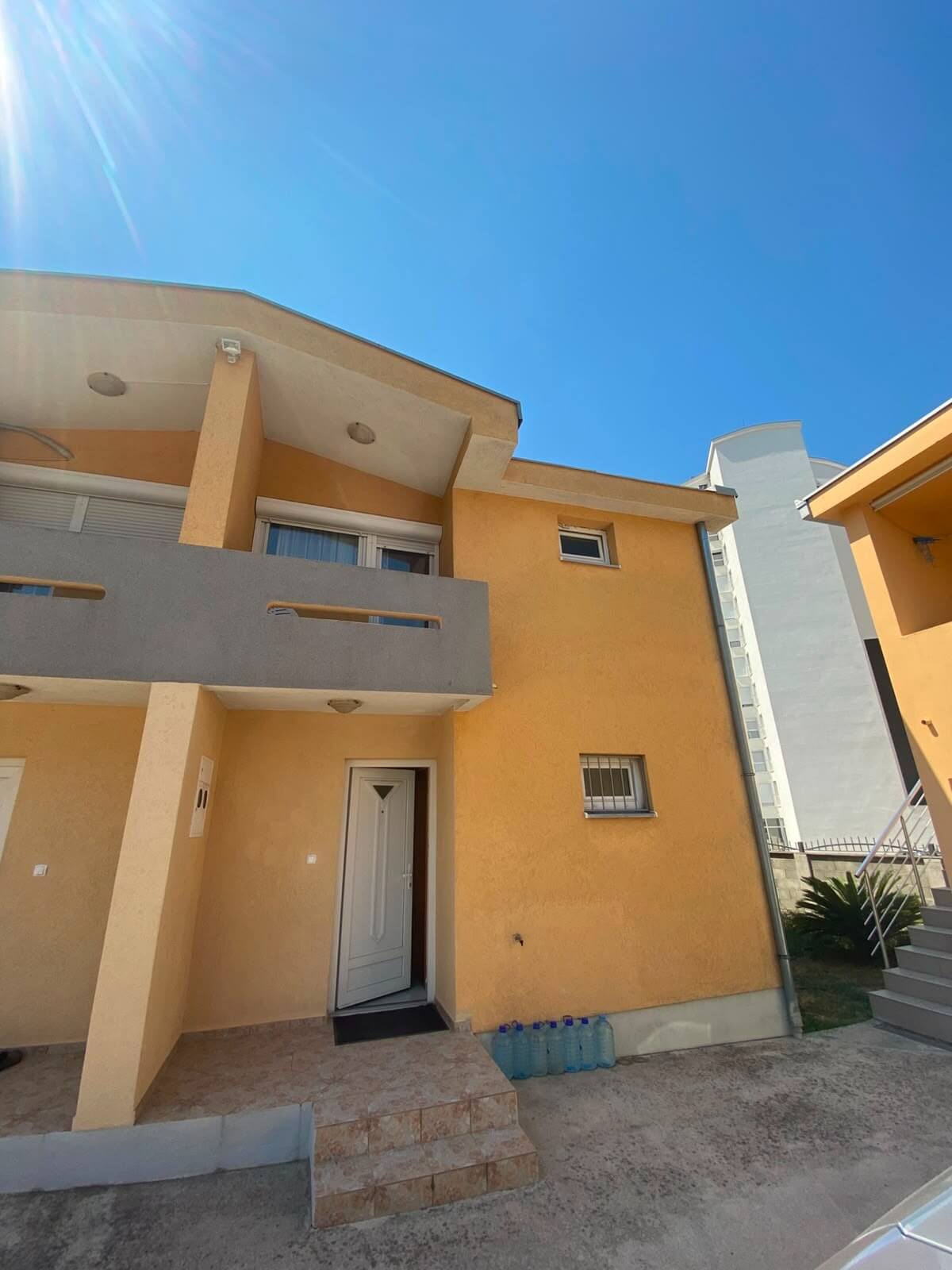 Großzügige Duplex-Wohnung mit 3 Schlafzimmern und Garten in Bjeliši/Bar zur Miete – MB111