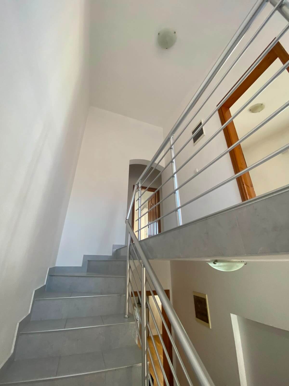 Großzügige Duplex-Wohnung mit 3 Schlafzimmern und Garten in Bjeliši/Bar zur Miete – MB111