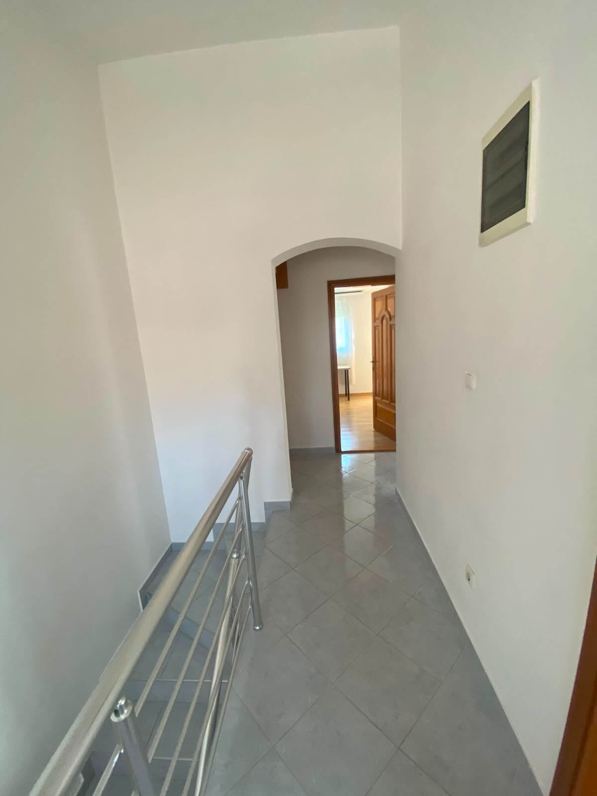 Großzügige Duplex-Wohnung mit 3 Schlafzimmern und Garten in Bjeliši/Bar zur Miete – MB111