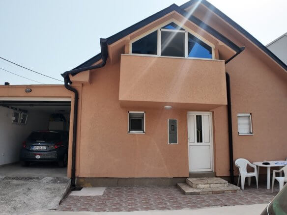 Möbliertes Haus mit 3 Schlafzimmern und Hof in Polje/ Bar zur Miete – MB112