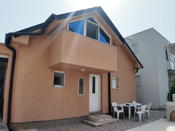 Möbliertes Haus mit 3 Schlafzimmern und Hof in Polje/ Bar zur Miete – MB112
