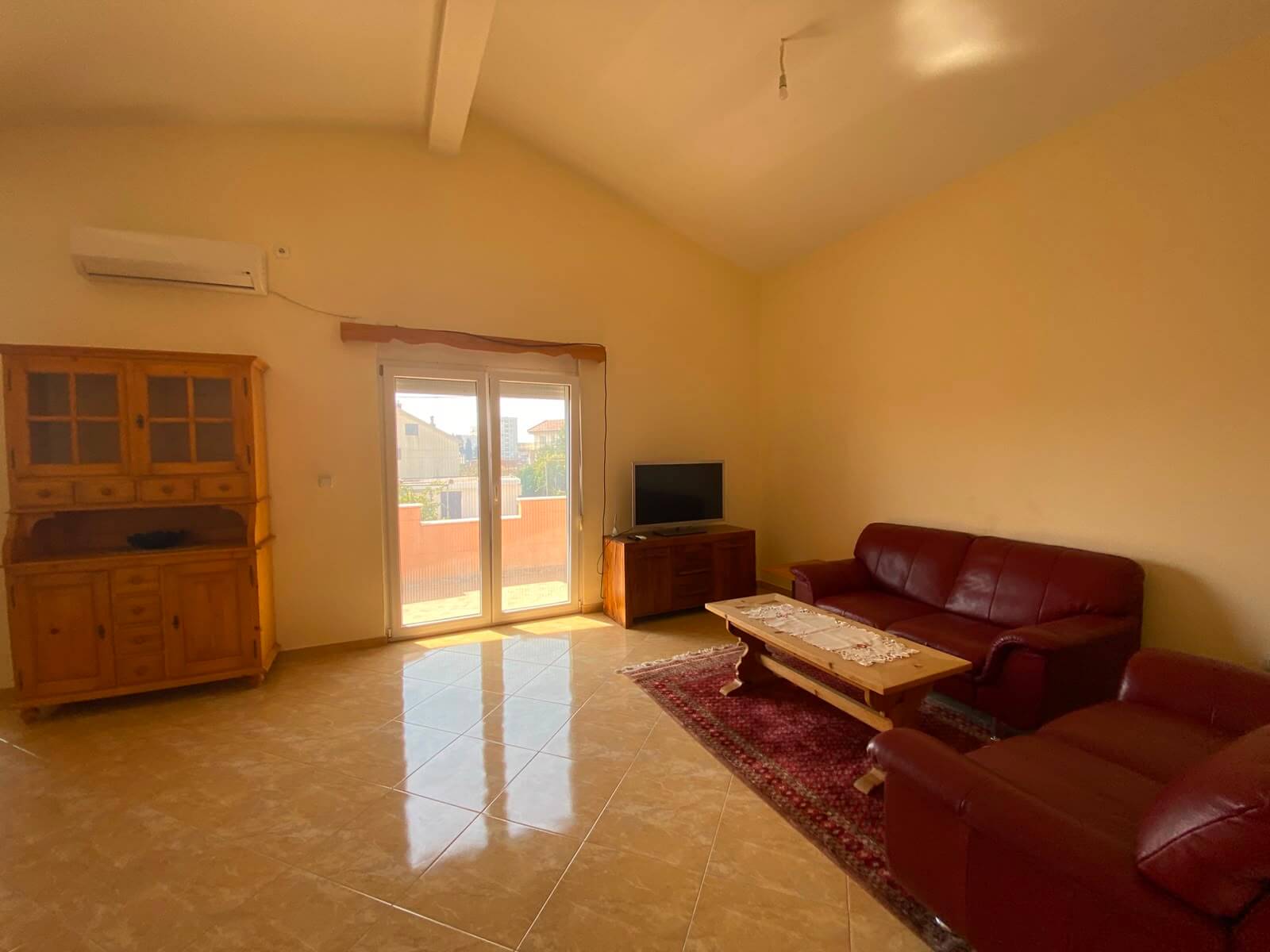 Großzügige 3-Schlafzimmer-Wohnung mit Garten und Garage in Šušanj/ Bar zur Miete – MB113
