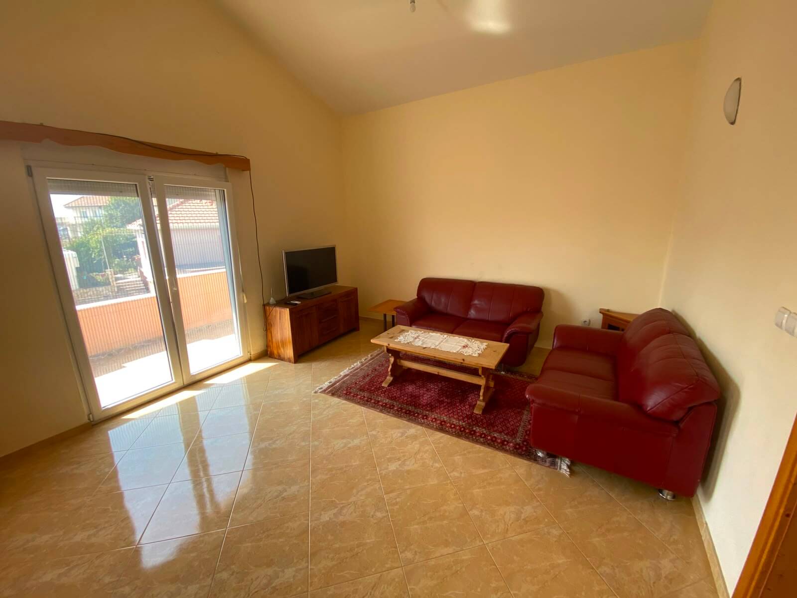 Großzügige 3-Schlafzimmer-Wohnung mit Garten und Garage in Šušanj/ Bar zur Miete – MB113