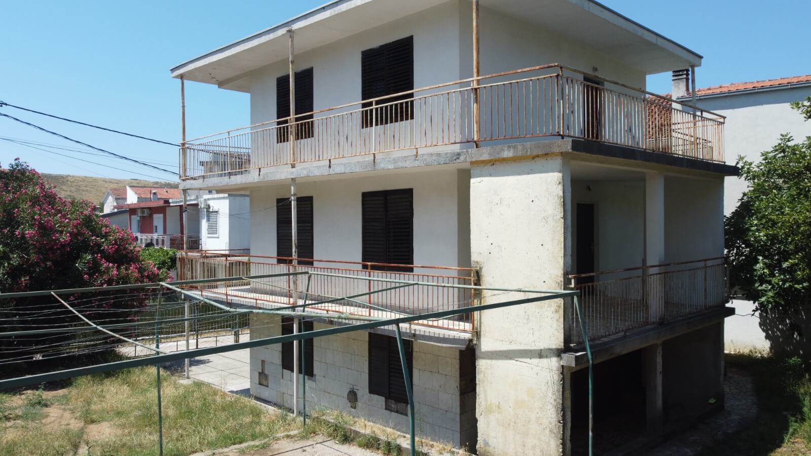 Legalisiertes Apartmenthaus mit drei separaten Wohneinheiten in Sutomore zum Kauf – SHK26