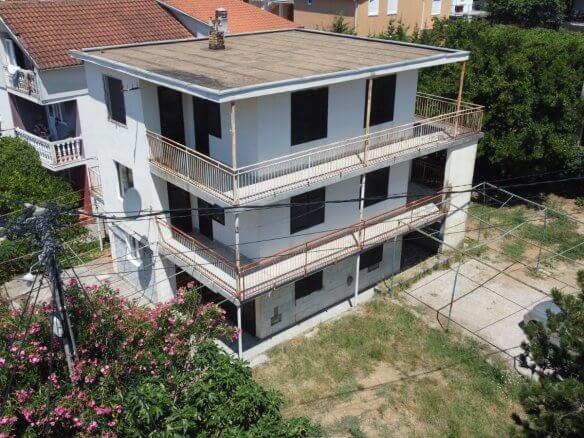 Legalisiertes Apartmenthaus mit drei separaten Wohneinheiten in Sutomore zum Kauf – SHK26