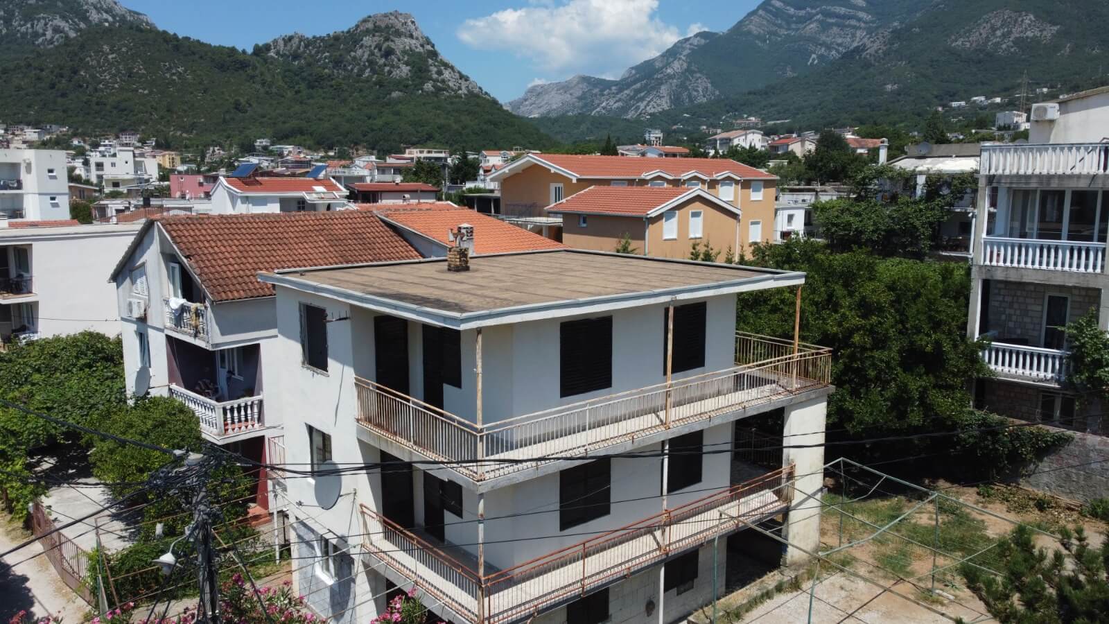 Legalisiertes Apartmenthaus mit drei separaten Wohneinheiten in Sutomore zum Kauf – SHK26