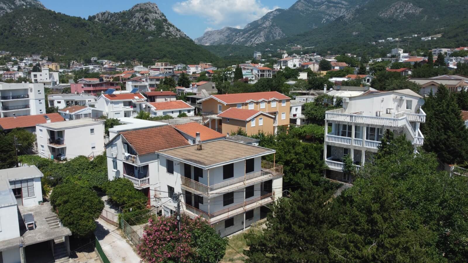 Legalisiertes Apartmenthaus mit drei separaten Wohneinheiten in Sutomore zum Kauf – SHK26