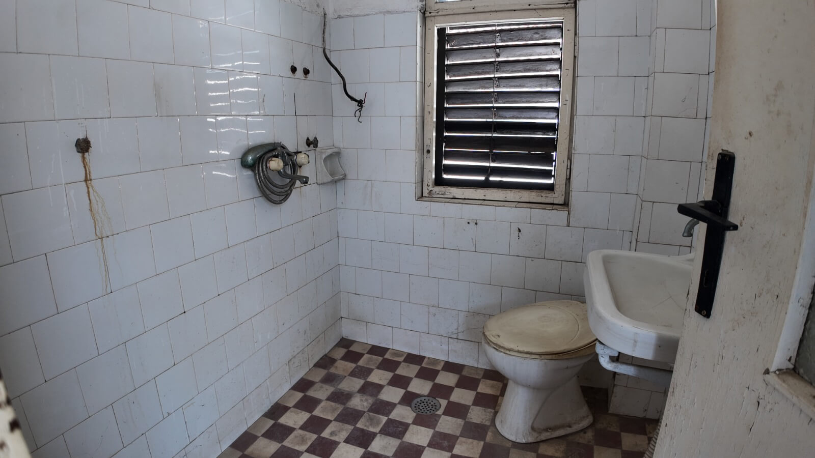 Legalisiertes Apartmenthaus mit drei separaten Wohneinheiten in Sutomore zum Kauf – SHK26