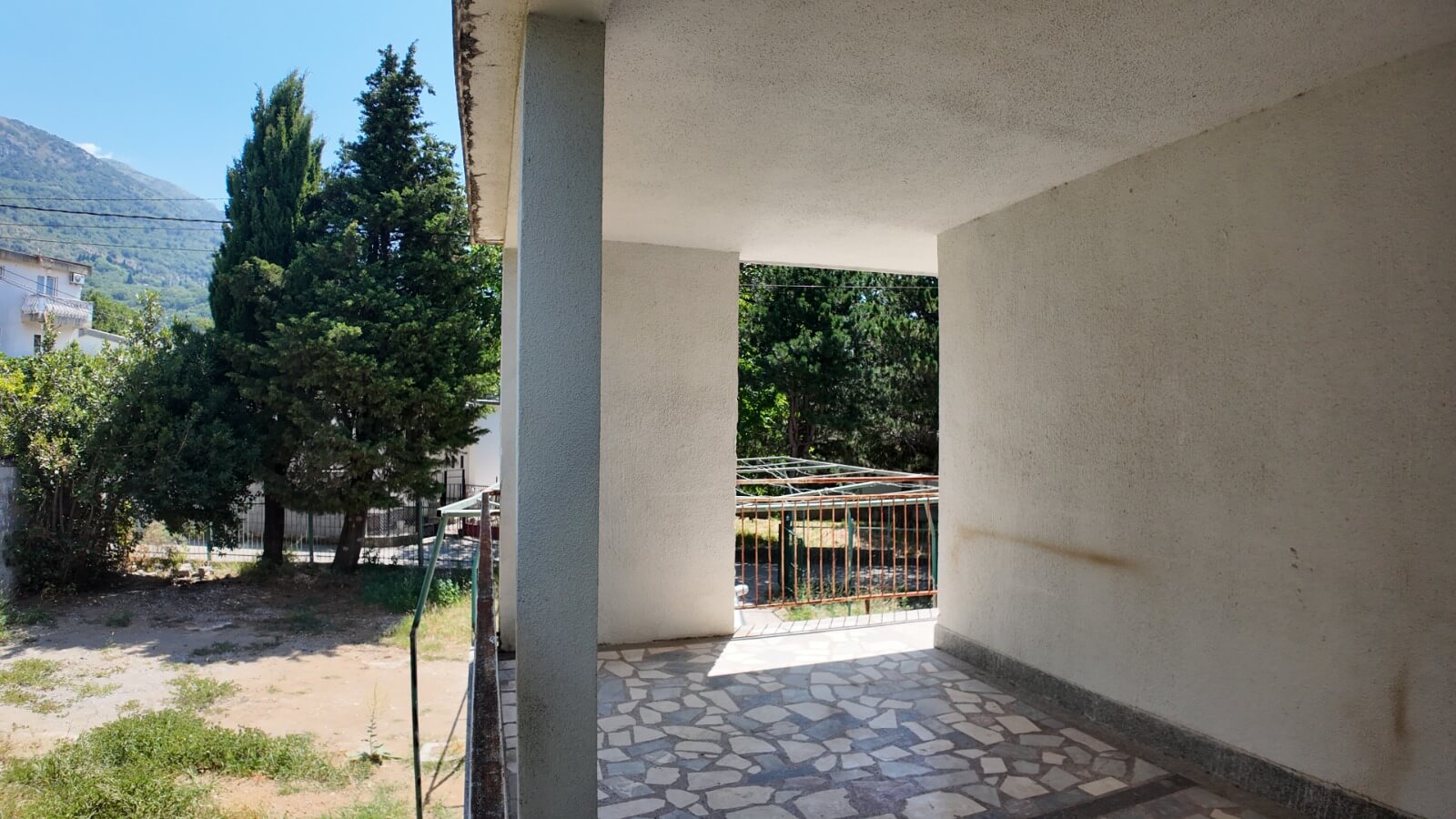 Legalisiertes Apartmenthaus mit drei separaten Wohneinheiten in Sutomore zum Kauf – SHK26