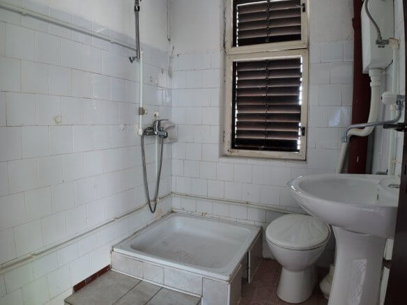 Legalisiertes Apartmenthaus mit drei separaten Wohneinheiten in Sutomore zum Kauf – SHK26
