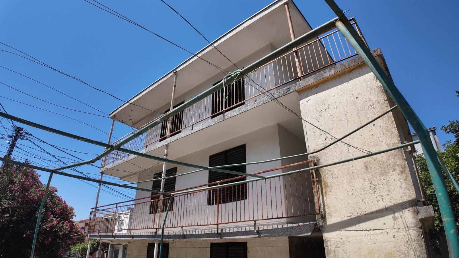 Legalisiertes Apartmenthaus mit drei separaten Wohneinheiten in Sutomore zum Kauf – SHK26