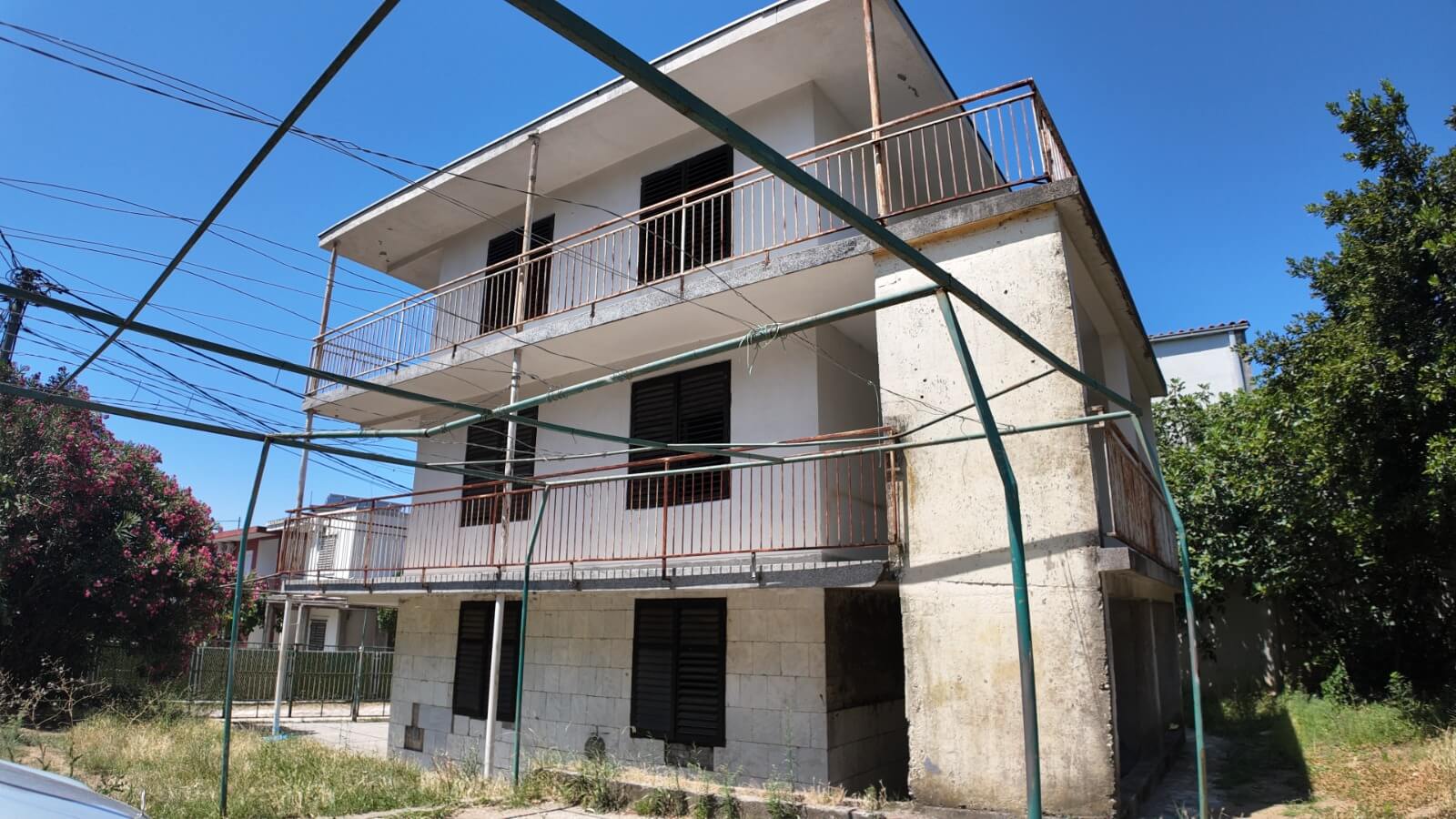 Legalisiertes Apartmenthaus mit drei separaten Wohneinheiten in Sutomore zum Kauf – SHK26