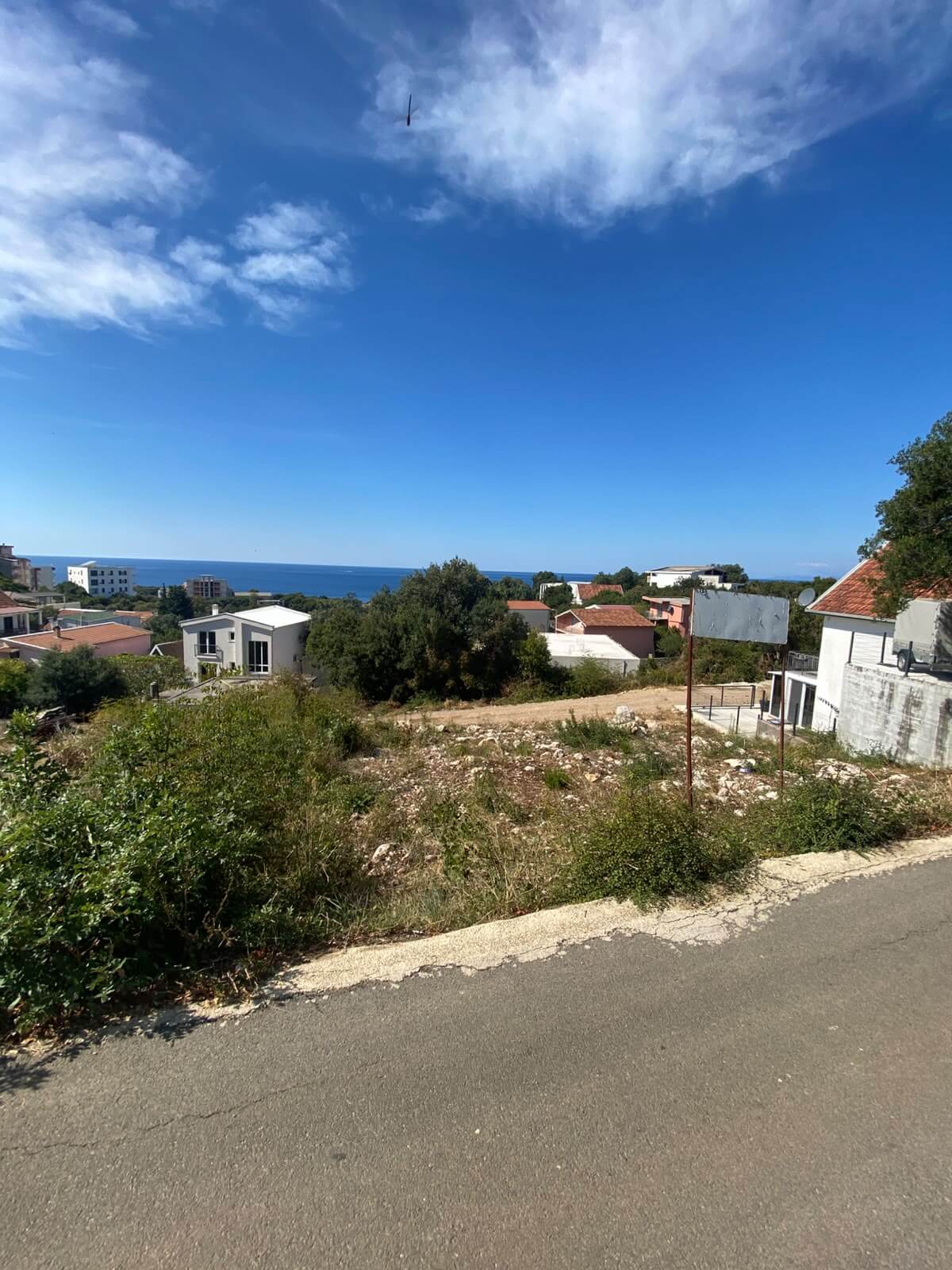 Urbanisiertes Baugrundstück mit Meerblick in Utjeha zum Kauf – B102