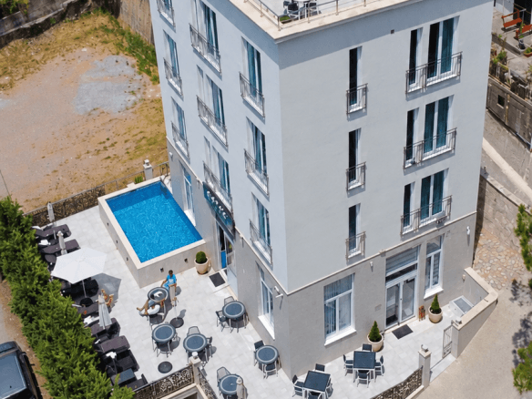 Exklusives Hotel mit Pool und Dachterrasse in Šušanj/ Bar zum Kauf – nur ca. 60 Meter vom Meer – BHK145