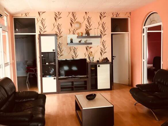 3-Schlafzimmer-Wohnung mit zwei Terrassen und Innenpool in Bar zur Miete – MB122