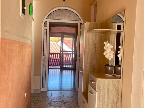 3-Schlafzimmer-Wohnung mit zwei Terrassen und Innenpool in Bar zur Miete – MB122