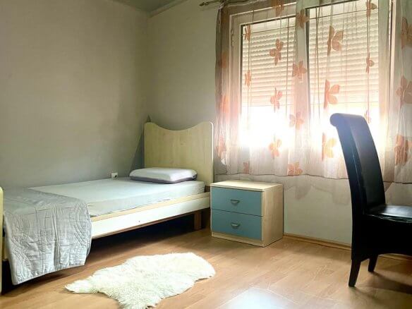 3-Schlafzimmer-Wohnung mit zwei Terrassen und Innenpool in Bar zur Miete – MB122