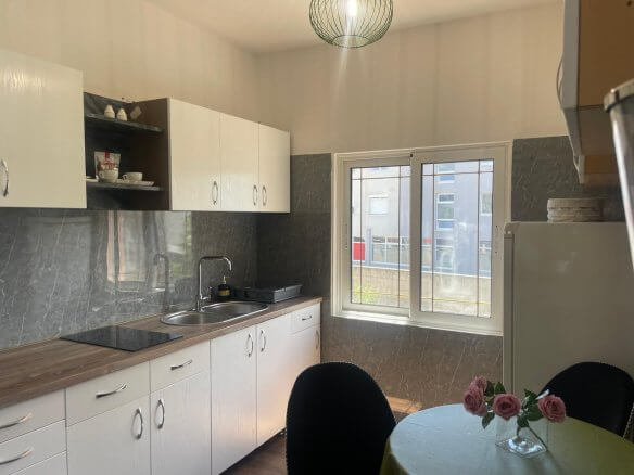 3-Schlafzimmer-Wohnung mit zwei Terrassen und Innenpool in Bar zur Miete – MB122
