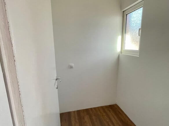 3-Schlafzimmer-Wohnung mit zwei Terrassen und Innenpool in Bar zur Miete – MB122