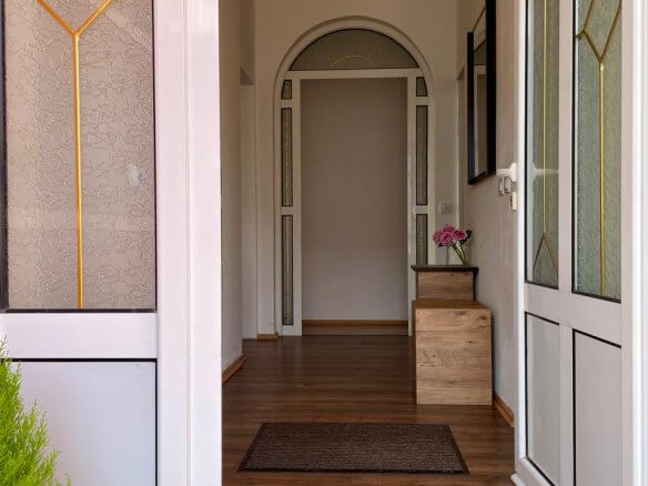 3-Schlafzimmer-Wohnung mit zwei Terrassen und Innenpool in Bar zur Miete – MB122