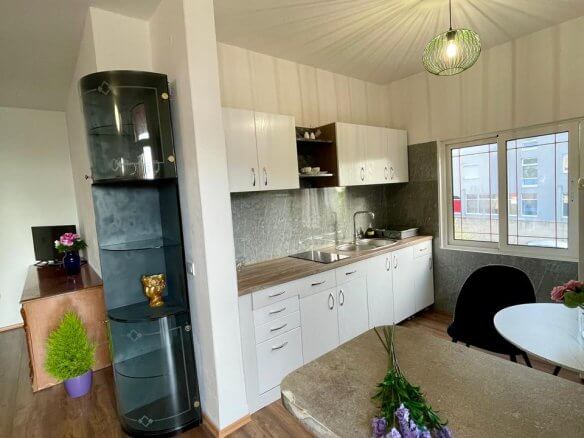 3-Schlafzimmer-Wohnung mit zwei Terrassen und Innenpool in Bar zur Miete – MB122