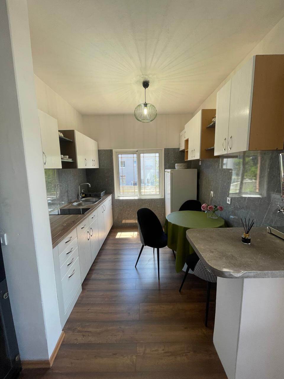 3-Schlafzimmer-Wohnung mit zwei Terrassen und Innenpool in Bar zur Miete – MB122