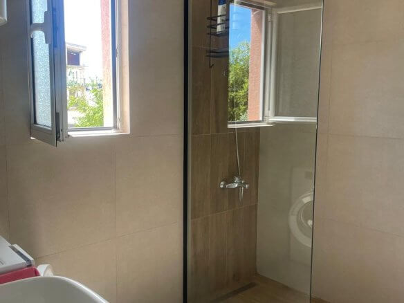 3-Schlafzimmer-Wohnung mit zwei Terrassen und Innenpool in Bar zur Miete – MB122