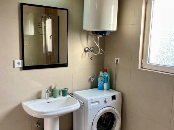 3-Schlafzimmer-Wohnung mit zwei Terrassen und Innenpool in Bar zur Miete – MB122