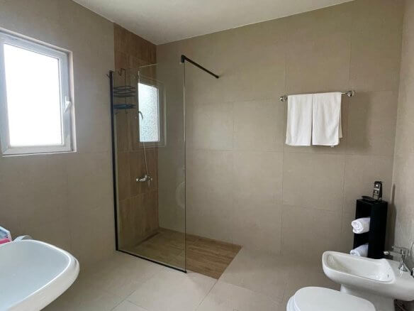 3-Schlafzimmer-Wohnung mit zwei Terrassen und Innenpool in Bar zur Miete – MB122