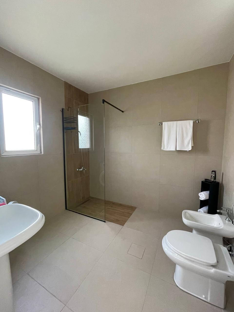 3-Schlafzimmer-Wohnung mit zwei Terrassen und Innenpool in Bar zur Miete – MB122