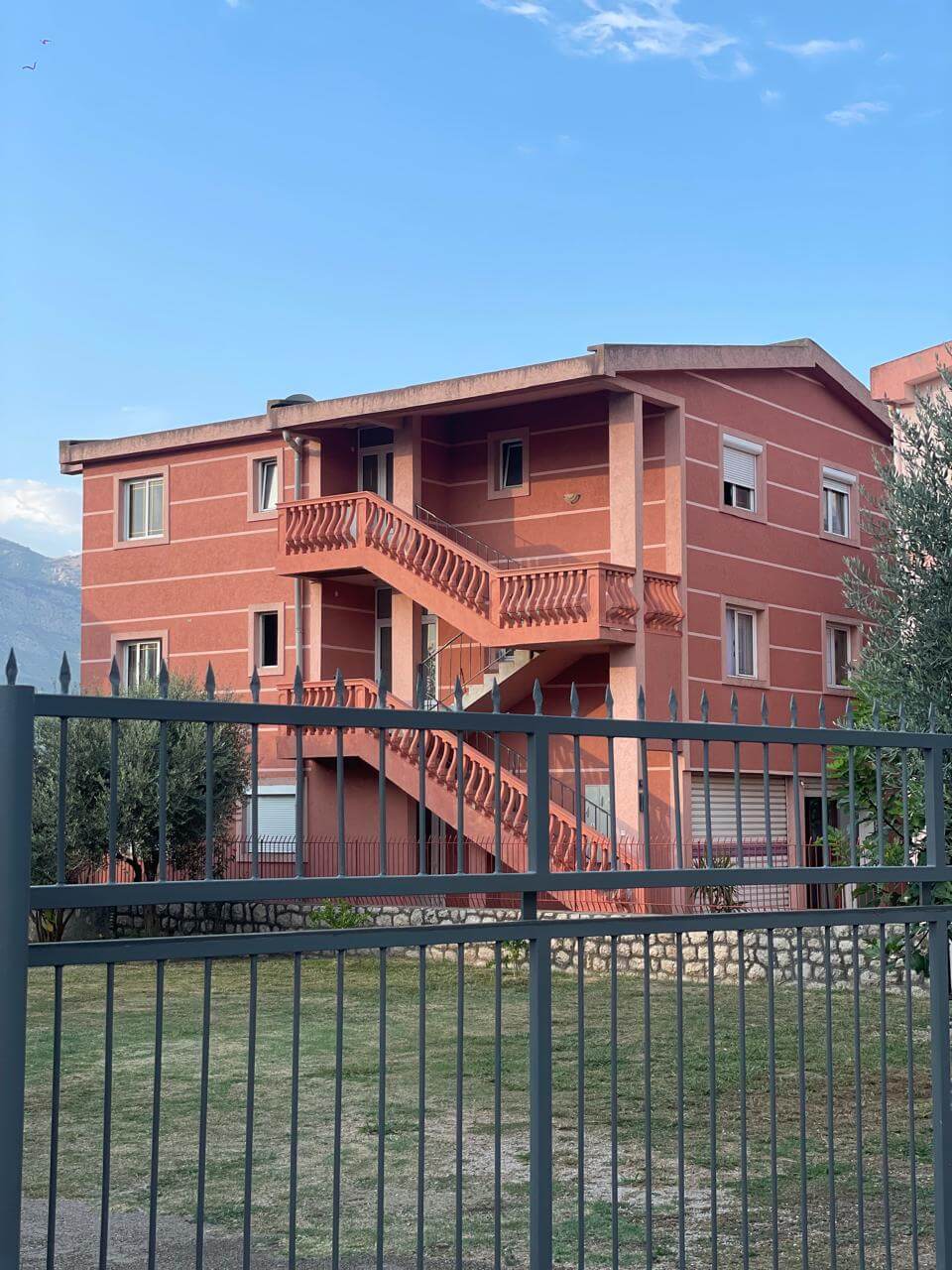 3-Schlafzimmer-Wohnung mit zwei Terrassen und Innenpool in Bar zur Miete – MB122