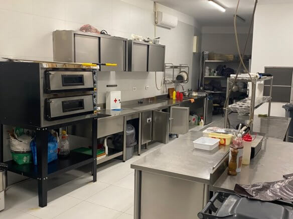 Voll ausgestattetes Restaurant in erster Meereslinie an der Mala Plaža in Ulcinj zur Miete – MUl03