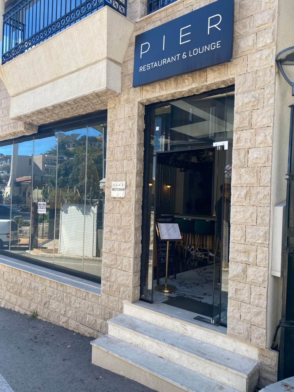 Voll ausgestattetes Restaurant in erster Meereslinie an der Mala Plaža in Ulcinj zur Miete – MUl03