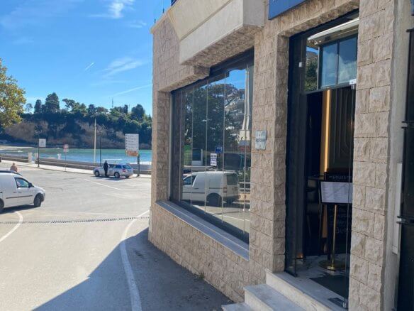Voll ausgestattetes Restaurant in erster Meereslinie an der Mala Plaža in Ulcinj zur Miete – MUl03
