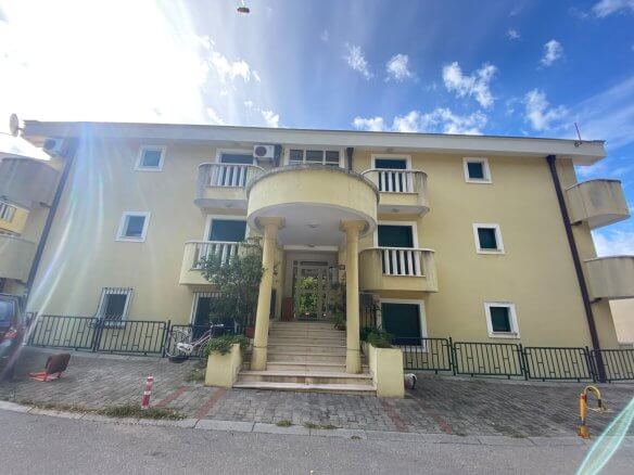 Wohnung mit 2 Balkonen in Petrovac/ Budva zum Kauf – PeWK6