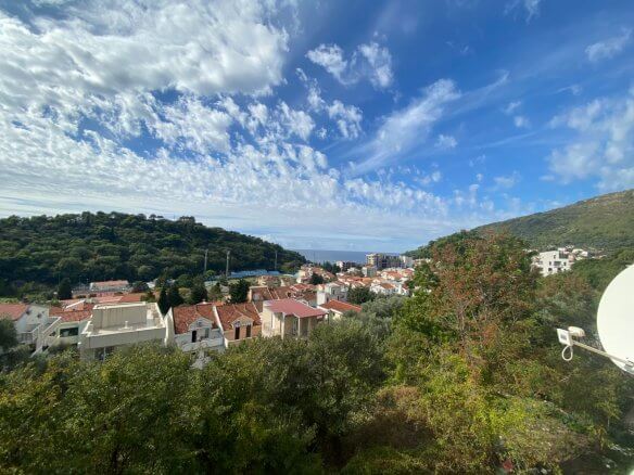 Wohnung mit 2 Balkonen in Petrovac/ Budva zum Kauf – PeWK6
