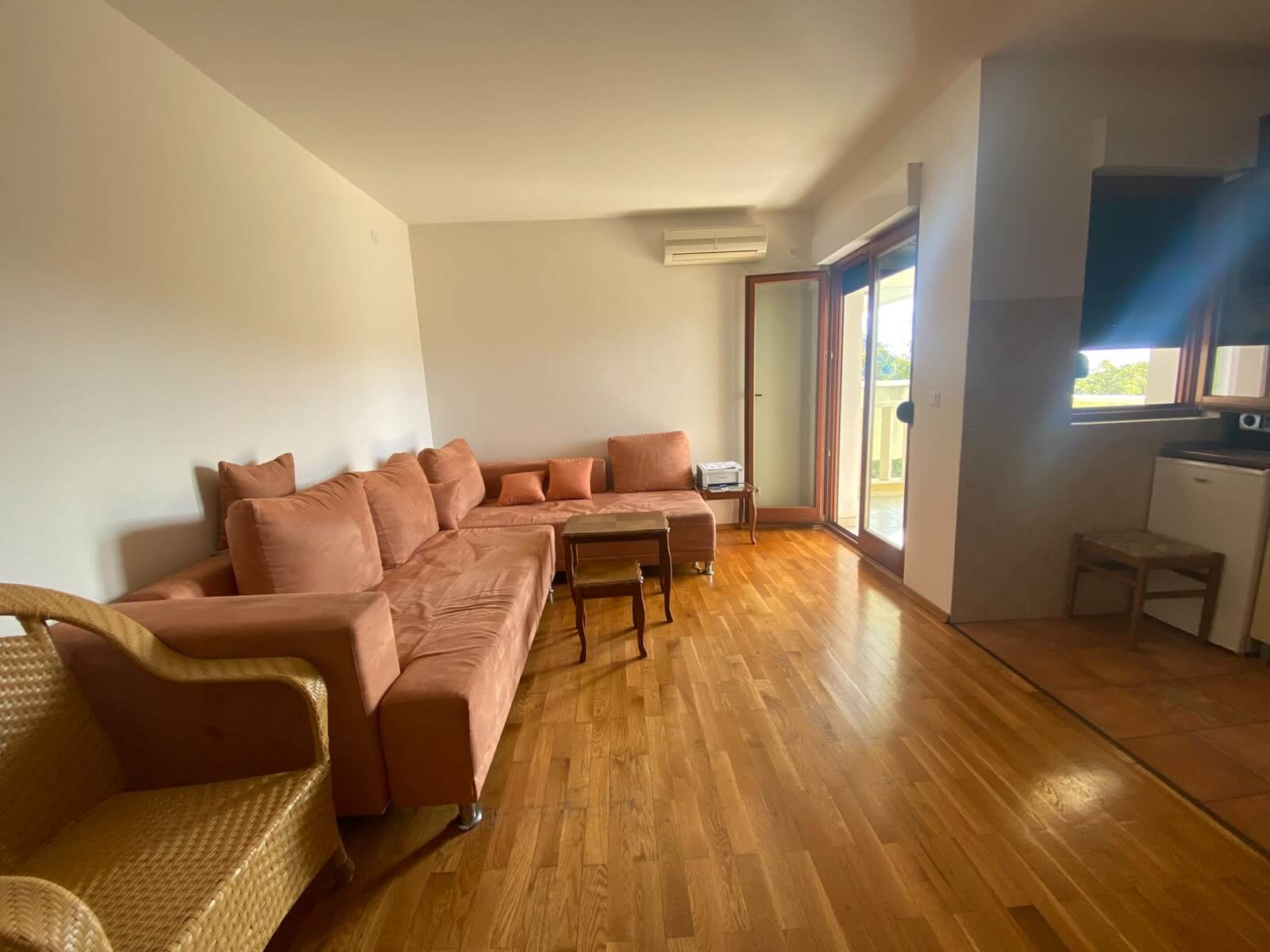 Wohnung mit 2 Balkonen in Petrovac/ Budva zum Kauf – PeWK6