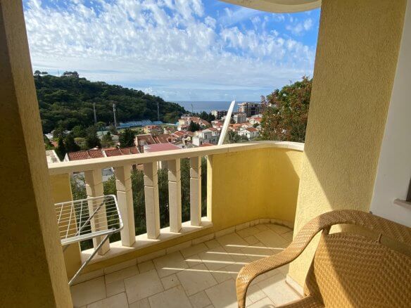 Wohnung mit 2 Balkonen in Petrovac/ Budva zum Kauf – PeWK6