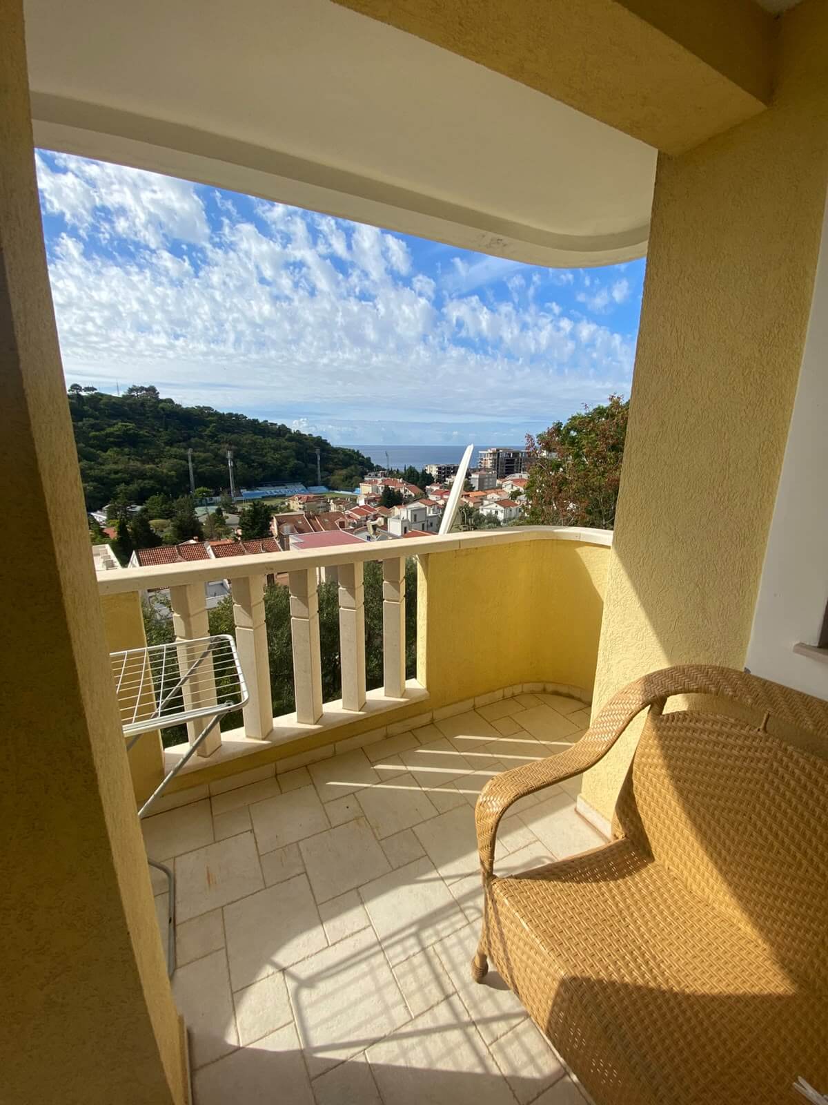 Wohnung mit 2 Balkonen in Petrovac/ Budva zum Kauf – PeWK6