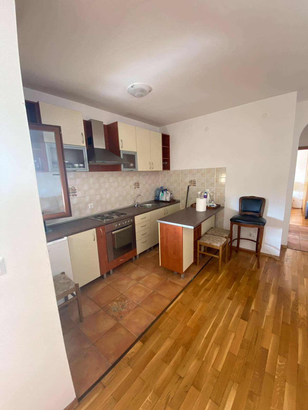 Wohnung mit 2 Balkonen in Petrovac/ Budva zum Kauf – PeWK6