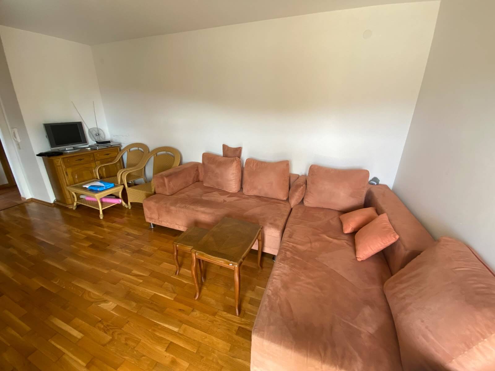 Wohnung mit 2 Balkonen in Petrovac/ Budva zum Kauf – PeWK6