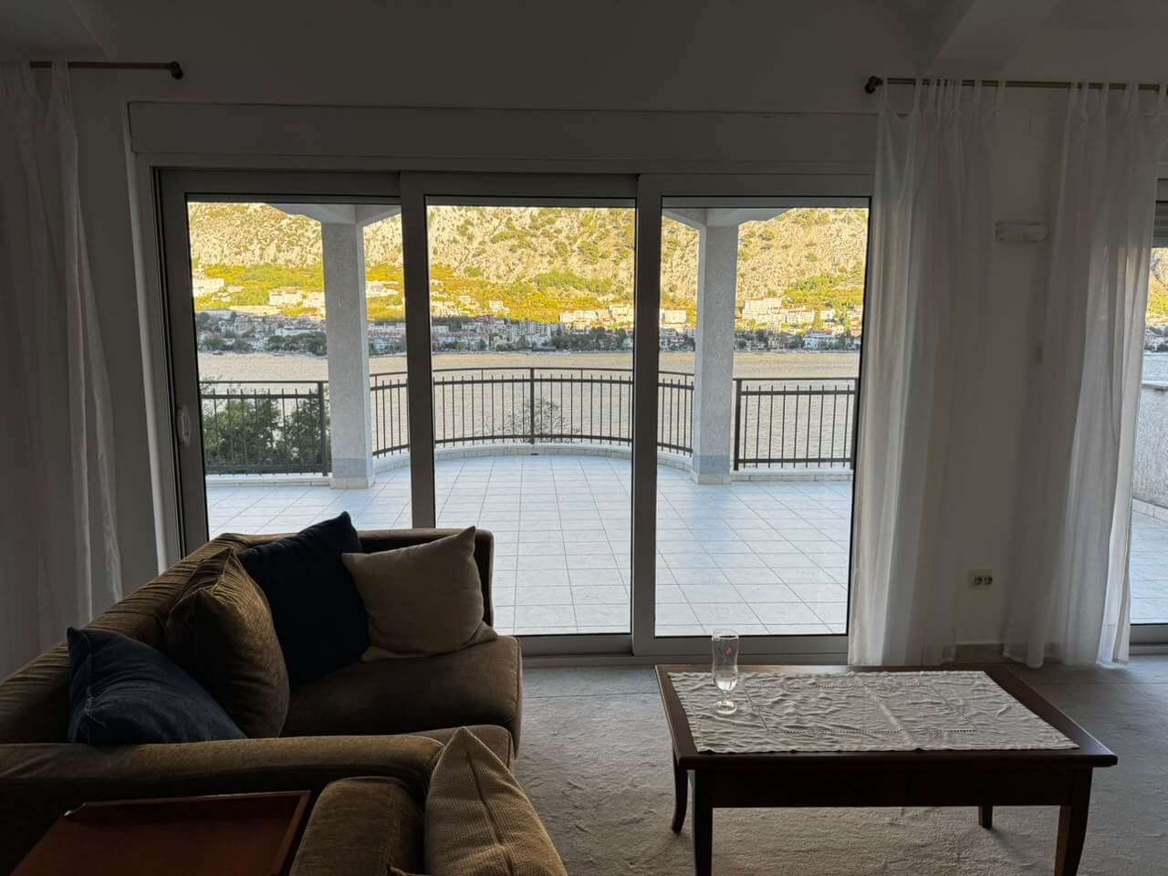 Traum-Villa mit spektakulärem Panoramablick auf die Bucht von Kotor zum Kauf – KoHK02
