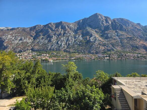 Traum-Villa mit spektakulärem Panoramablick auf die Bucht von Kotor zum Kauf – KoHK02