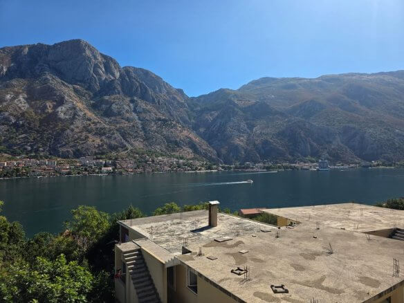 Traum-Villa mit spektakulärem Panoramablick auf die Bucht von Kotor zum Kauf – KoHK02