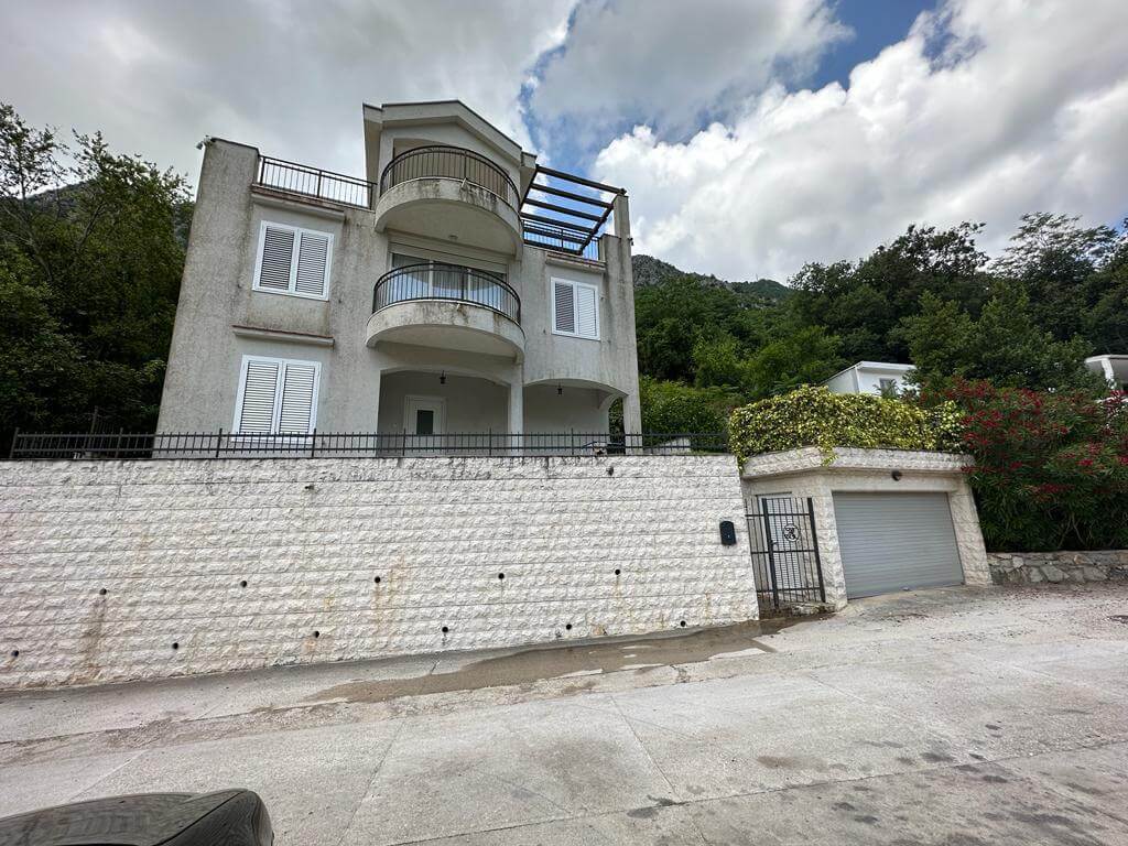 Traum-Villa mit spektakulärem Panoramablick auf die Bucht von Kotor zum Kauf – KoHK02
