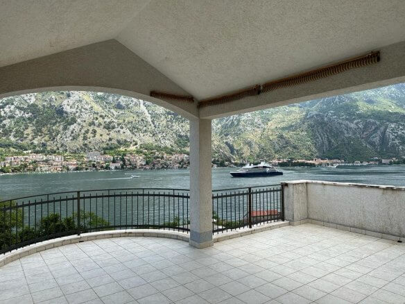 Traum-Villa mit spektakulärem Panoramablick auf die Bucht von Kotor zum Kauf – KoHK02